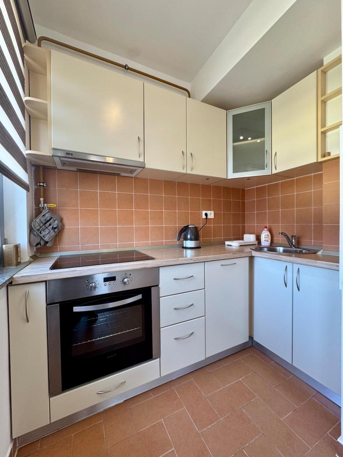 Modern & Complete 2bdr With Free Parking Apartment *