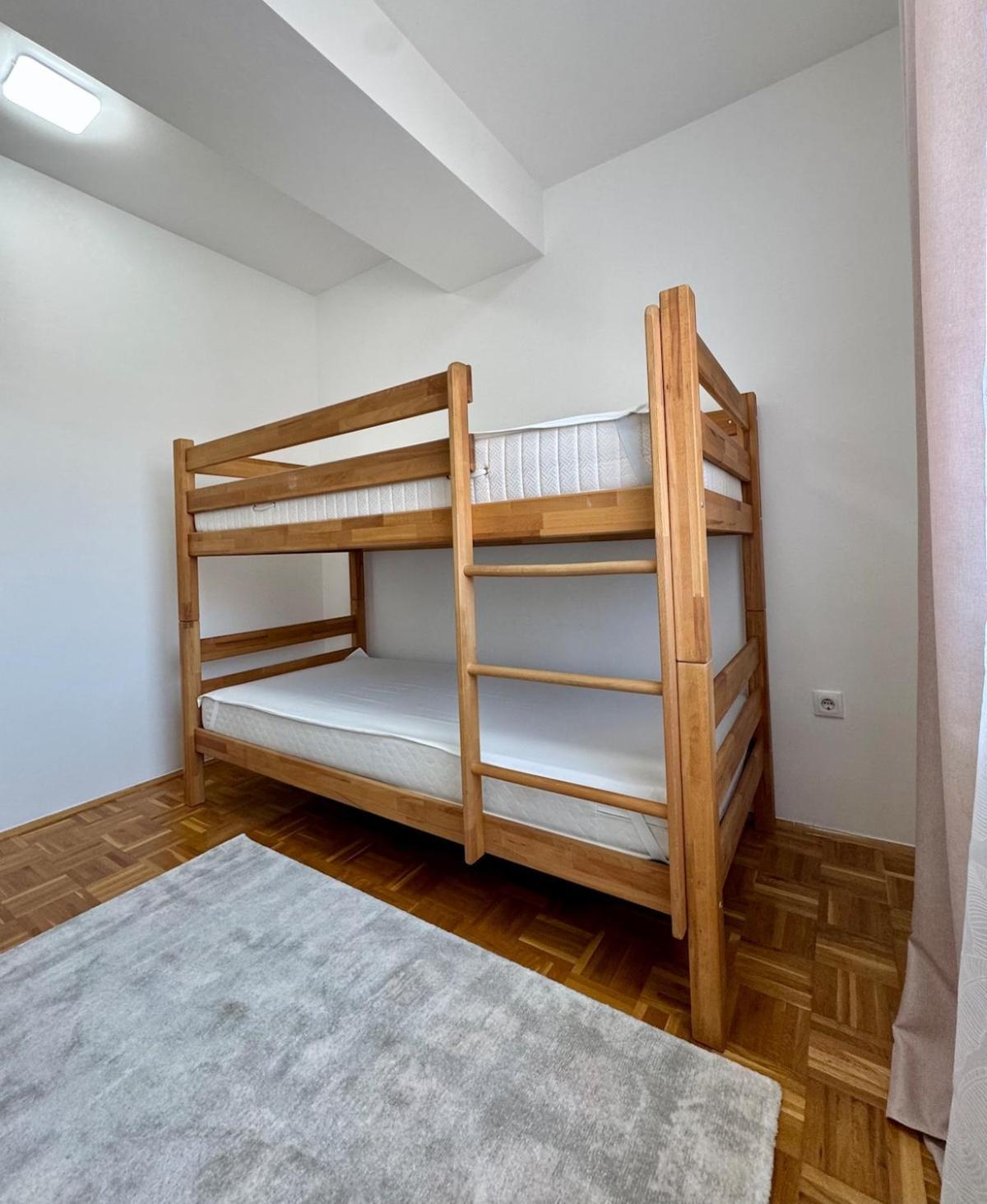 Modern & Complete 2bdr With Free Parking Apartment *