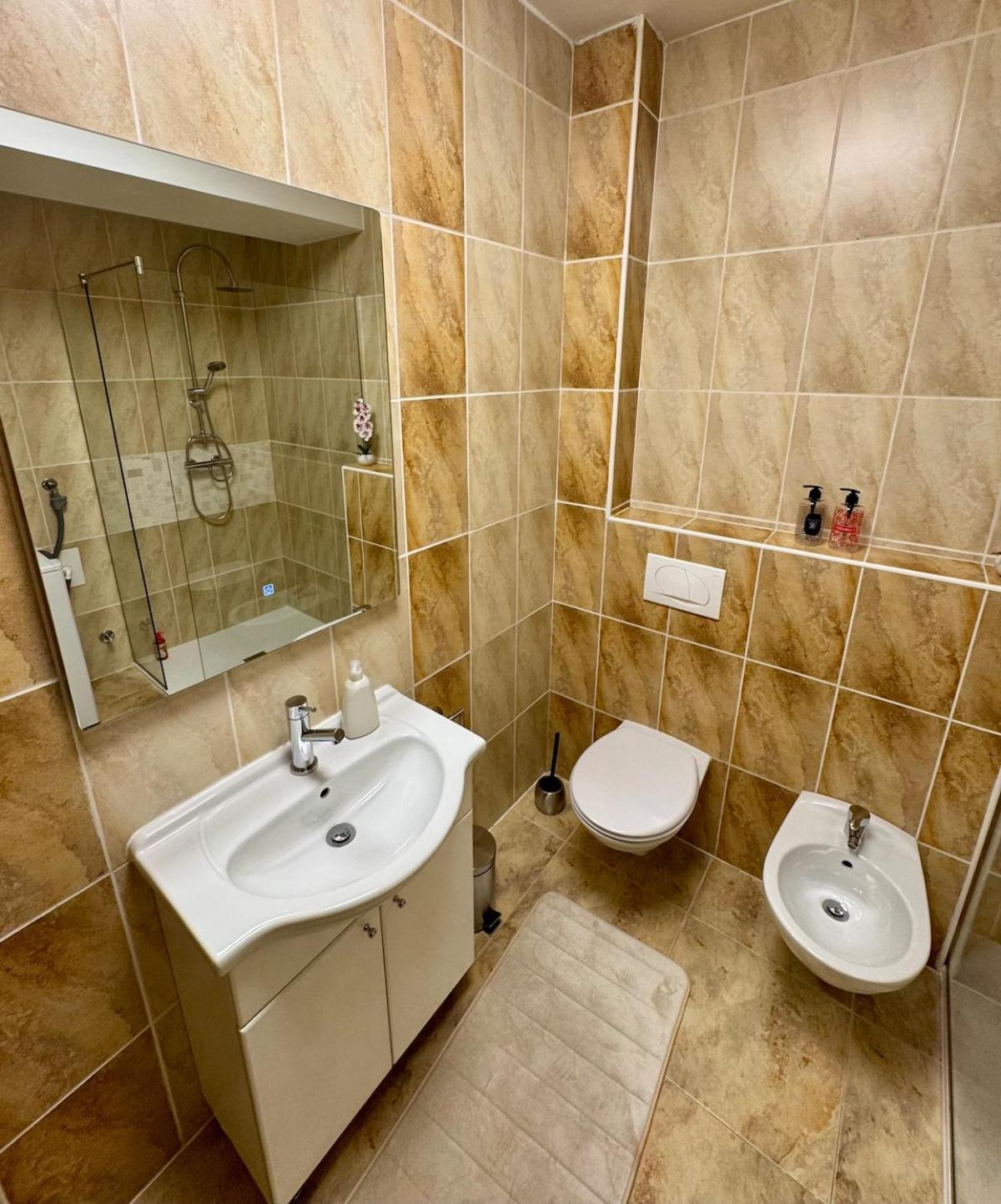 Modern & Complete 2bdr With Free Parking Apartment *