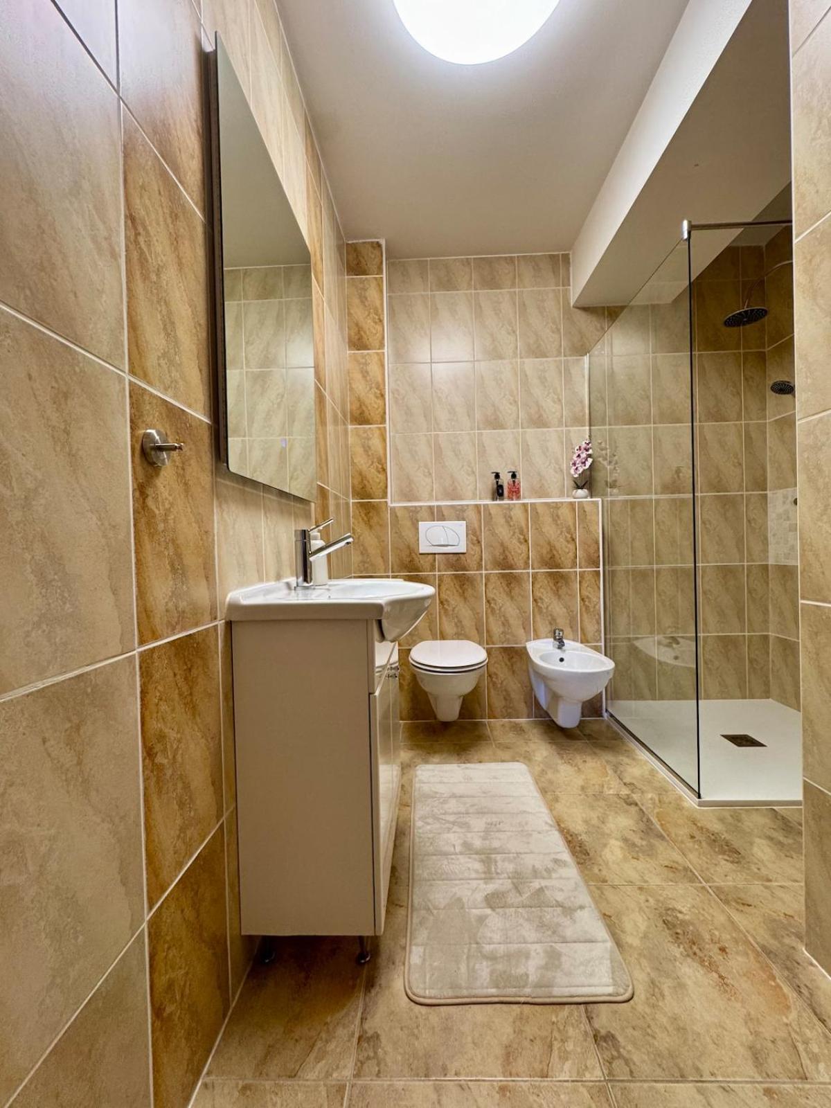 Modern & Complete 2bdr With Free Parking Apartment SJJ